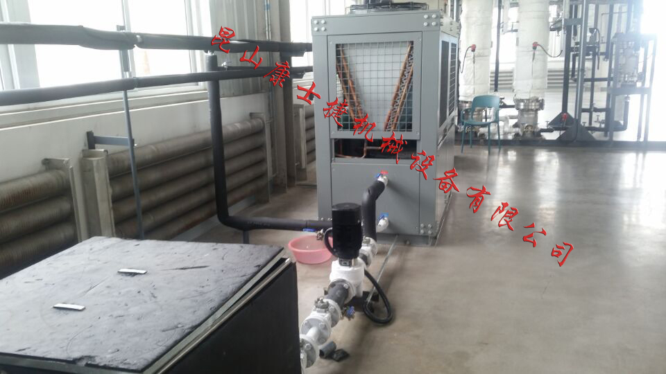 紡織行業(yè)用風(fēng)冷式冷水機(jī)現(xiàn)場(chǎng)